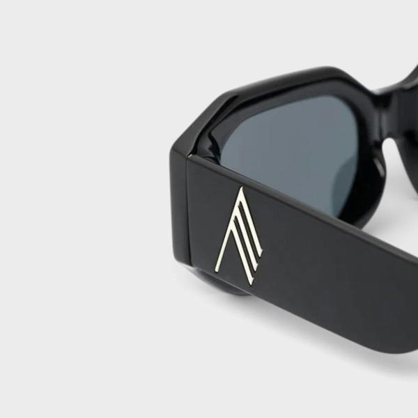 Supplied Fashion Linda Farrow Berta black sunglasses featuring a sleek frame and metallic logo detail on the temple