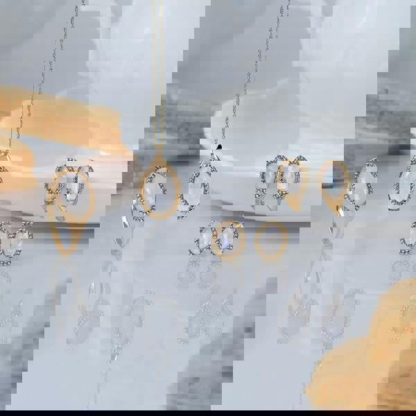 Gemondo Classic Oval Rainbow Moonstone Pendant Necklace in 9ct Yellow Gold