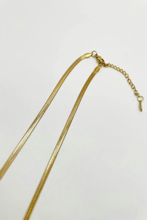 Slim Snake Chain Necklace in Gold - svnx