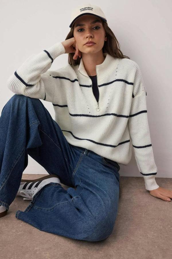 Hoxton Gal Soft-Textured Zip-Up Knit Sweater