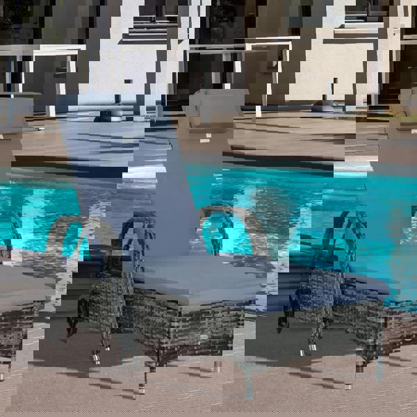 Single Rattan Lounger (Simple)