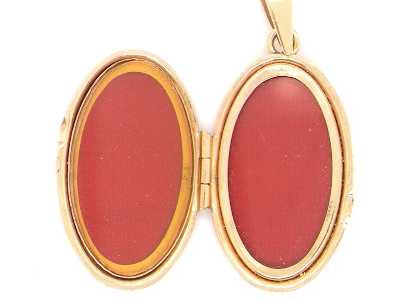 Vintage Tom An oval shaped locket