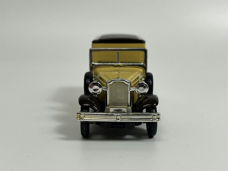 MCSlots Packard Town Van Sharps Toffee Days Gone Lledo 22011D B3