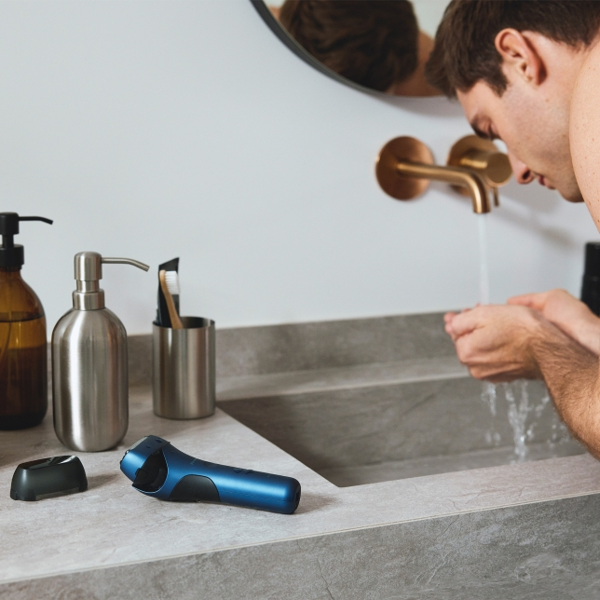 Panasonic ES-LT4B 3-Blade Wet and Dry Electric Shaver, Rechargeable, Skin Comfort Sensor, Multi-Flex 12D Head - Free Gift RRP £10!