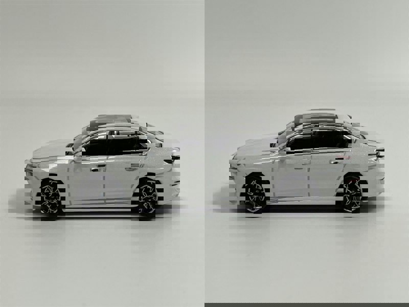 Mini GT BMW I7 xDrive60 Mineral White LHD 1:64 Mini GT MGT00819L