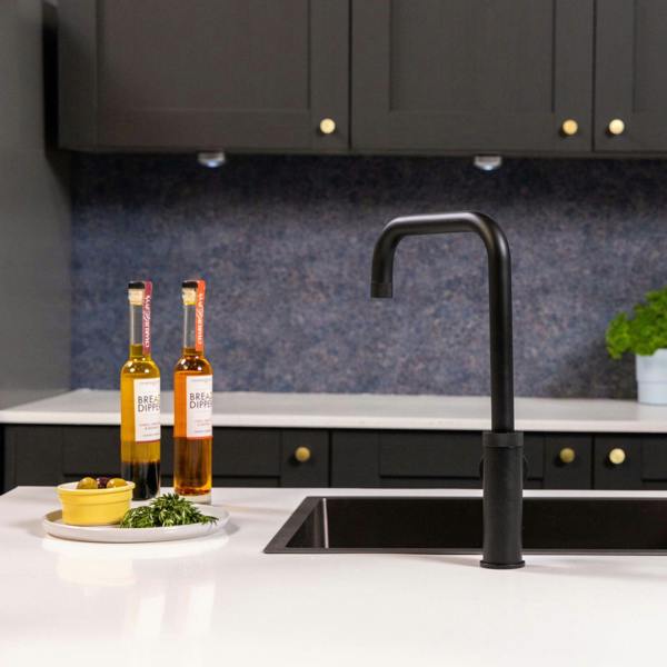 Flode Hjul  | Single Lever Industrial Style Kitchen Tap | Swan Neck Design | Matt Black