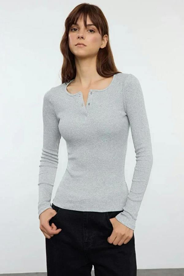 Hoxton Gal Mélange Ribbed Stretch Knit Blouse with Snap Buttons – Fitted