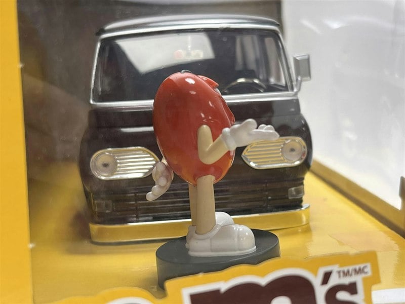 Jada M&M's Red Figure and 1965 Ford Econoline 1:24 Scale 32027 253255065