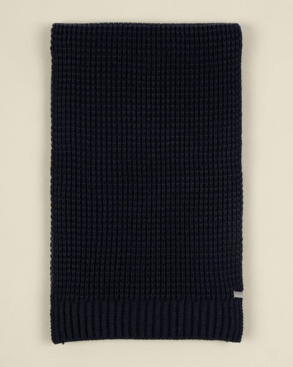 Larsson & Co Haldan – Navy Waffle Knit Beanie & Scarf Set