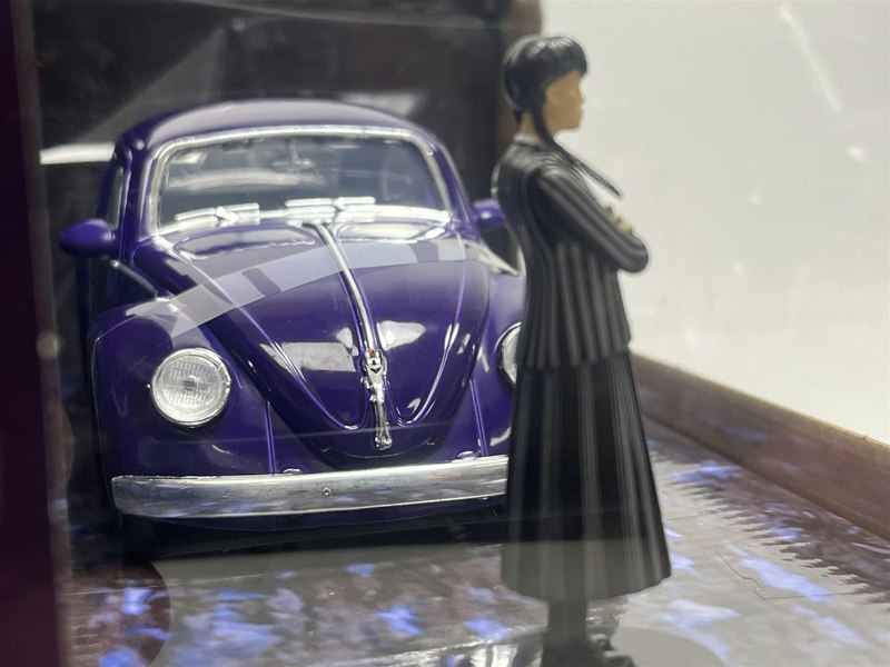 Jada Wednesday Adams Thing Figure and VW Beetle 1:24 Jada 253255076 35131