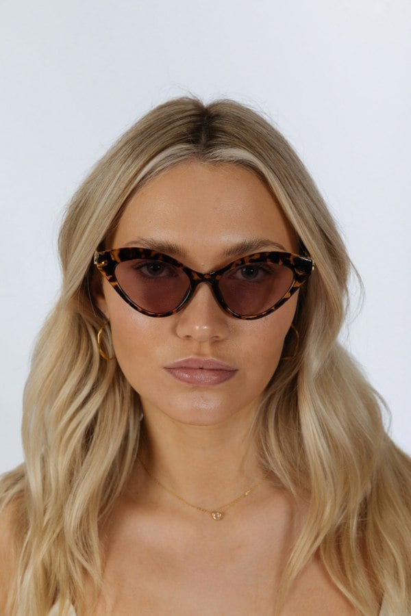 SVNX Cat-Eye Sunglasses with Thin Chain Arm Tortoise