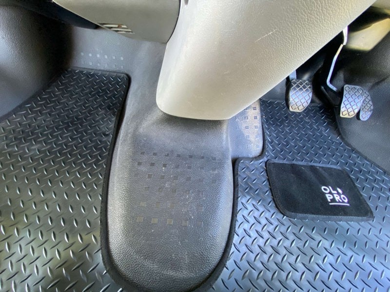 Image of VW T5/T6 Rubber Cab Mat by OLPRO close up of the profiled cut around the centre panel