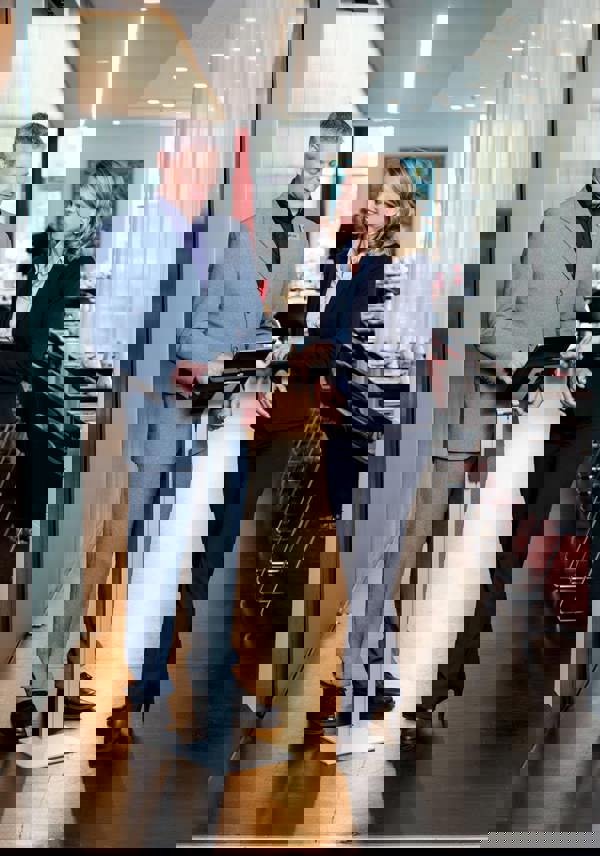 Durable Aluminium Tablet Holder iPad Floor Exhibition Stand | Rotates & Locks