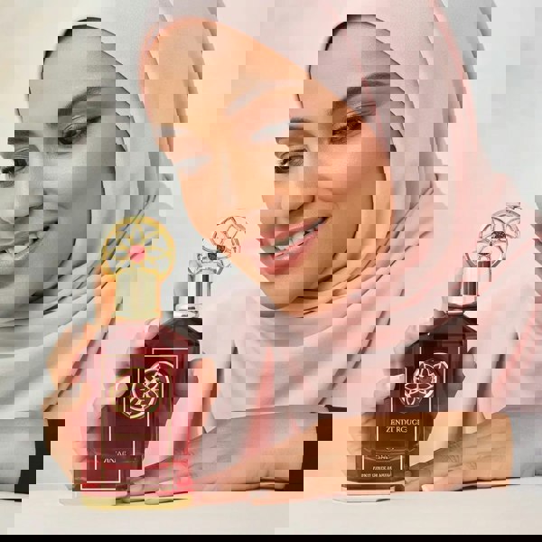 Anfar 1950 Zenit Rouge 100ml Extrait parfum held by woman