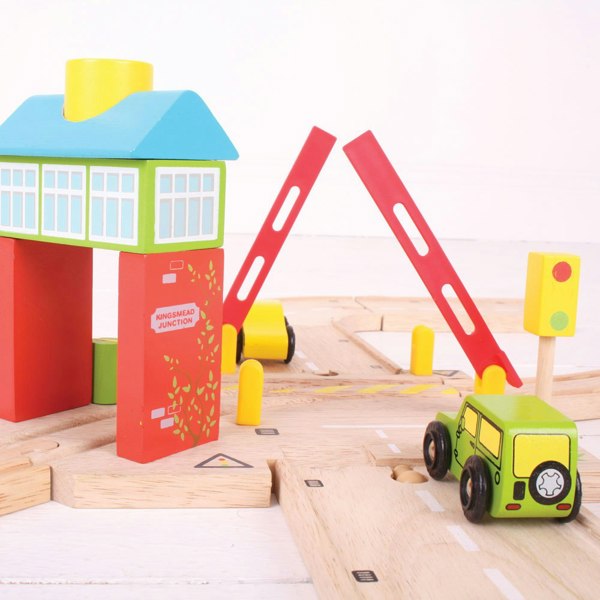 Bigjigs Rail Wooden Signal Box - Includes Movable Red Barriers - 3 Pieces