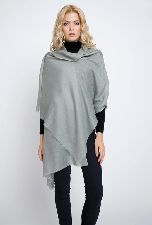 Cashmere shawl in light grey