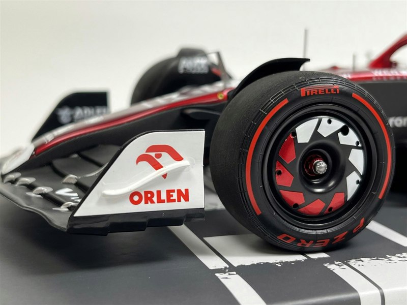 Minichamps Zhou Guanyu 2022 Alfa Romeo F1 Team Orlen C42 Bahrain GP 1:18 117220124