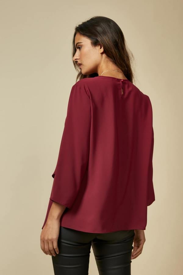 Hoxton Gal 3/4 Sleeve Relaxed Layered Top With Necklace In Burgundy