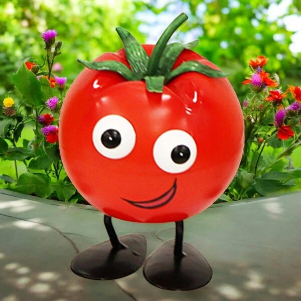 EDH Door Hardware Metal Tomato Veggie Patch Pal – 15.5 x 12 x 11 CM | Fun & Quirky Metal Garden Ornament | Tomato Plant Decor for Vegetable Patches