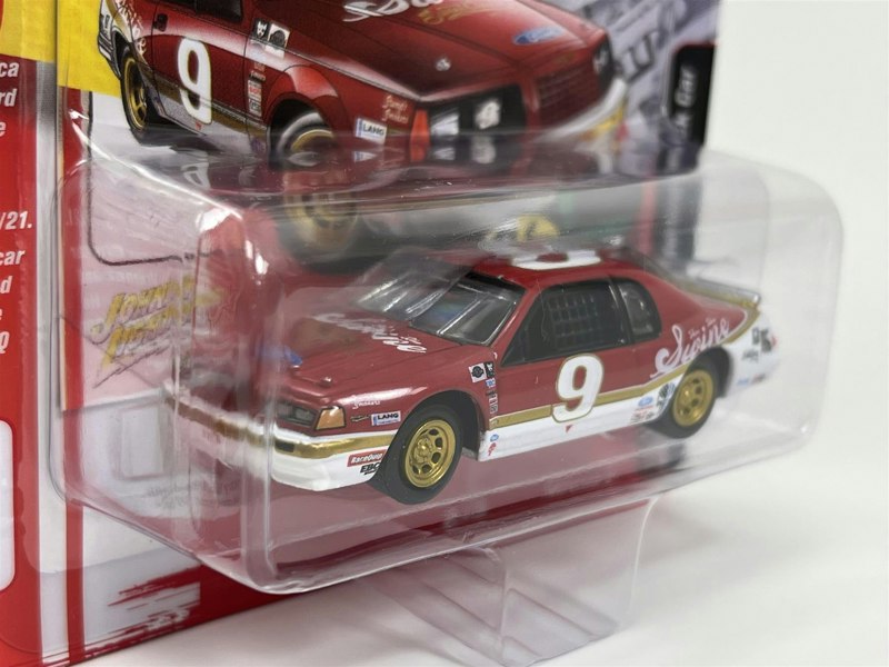 Johnny Lightning 1986 Ford Thunderbird Stock Car Primary Red with Gold and White 1:64 Scale JLSF024A