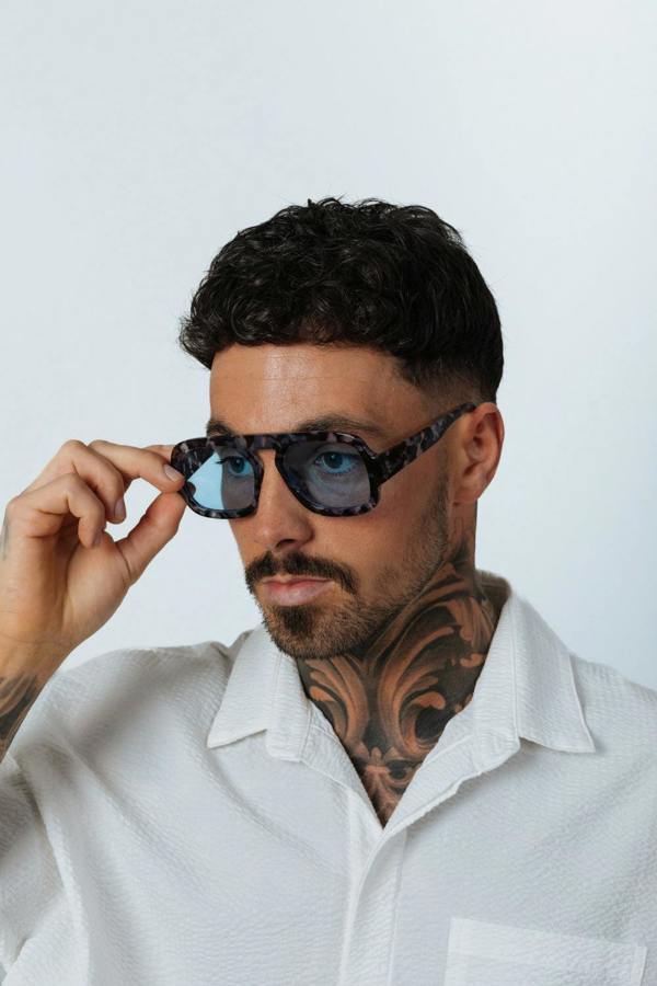 Tortoise Retro Navigator Sunglasses in Grey Blue - svnx