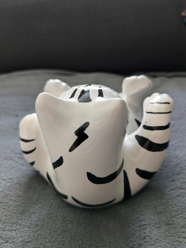 Bundled Gifts ceramic cat ornamant gift wall, free standing