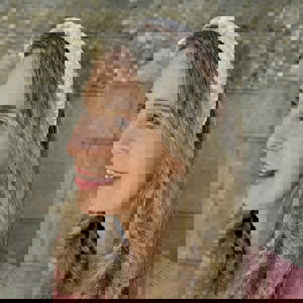 Cream Crushed Velvet Headband, Crushed Velvet Worn View, Soft Cream Padded Hairband, Elegant Vintage Inspired Headpiece, Neutral Velvet Hair Accessory, Stylish Everyday Hairband
