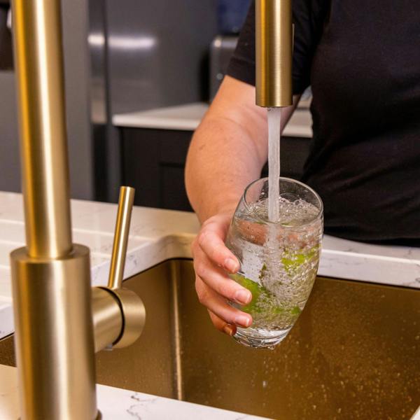 Flode Fjädra | Pull Out Kitchen Sink Mixer Tap | Spring Style Mixer Tap | Brushed Brass | Square Head