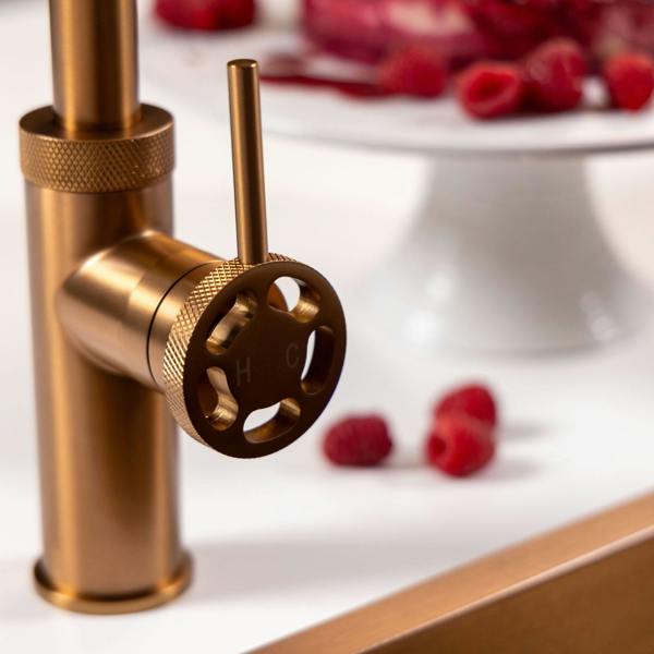 Flode Hjul  | Single Lever Industrial Style Kitchen Tap | Swan Neck Design | Brushed Copper
