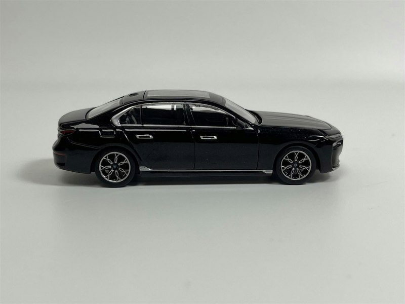 Mini GT BMW i7 xDrive60 Black Sapphire RHD 1:64 Scale MGT00802R