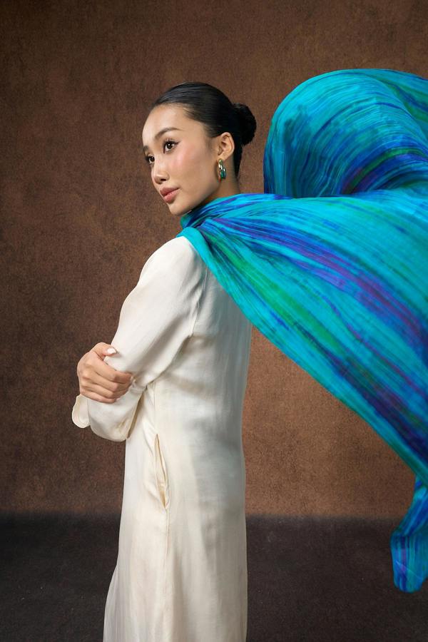 Peacock Blue Brushstroke Silk Scarf – Hand-Dyed Mulberry Silk, Statement & Evening Wrap