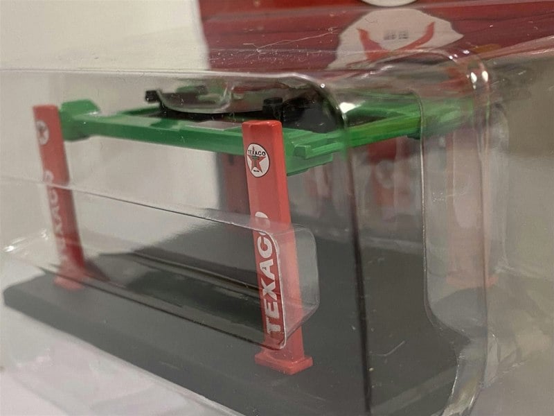 texaco four post lift series 2 1:64 scale greenlight 16120b