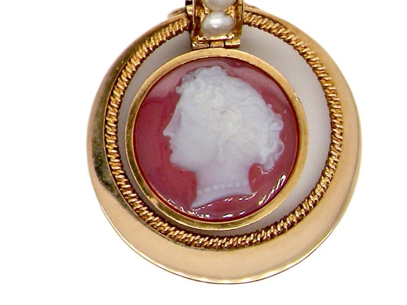 Vintage Tom A vintage cameo and pearl pendant