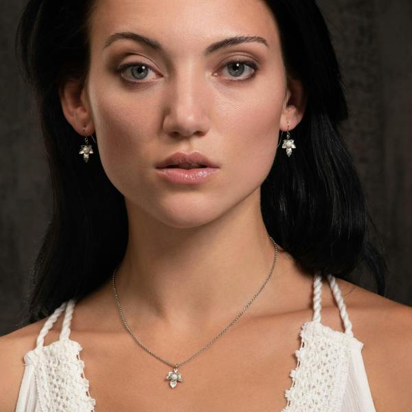 Dainty Leaf Pearl Pendant Necklace for Women - namana.london