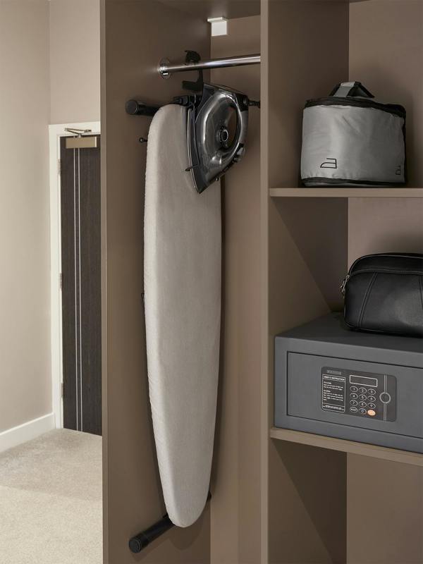 Corby Sherwood 2000W Steam Iron in Black - UK Plug