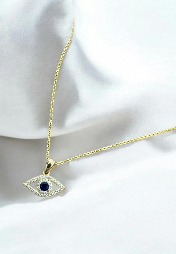 Still life of the necklace.