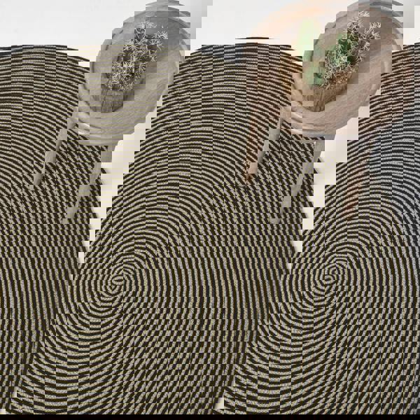 HOMESCAPES Linen and Black Handmade Woven Spiral Braided Rug