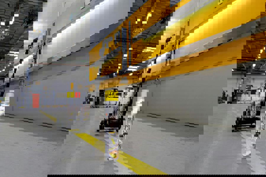 Durable DURALINE Floor Marking Spray 750ml | Permanent Line Paint | Yellow