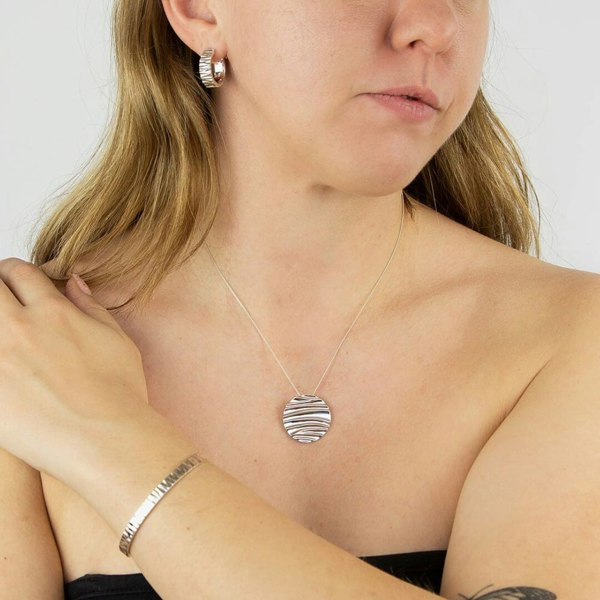 T. H. Baker Sterling Silver Ripple Texture Disc Pendant Necklace P5054