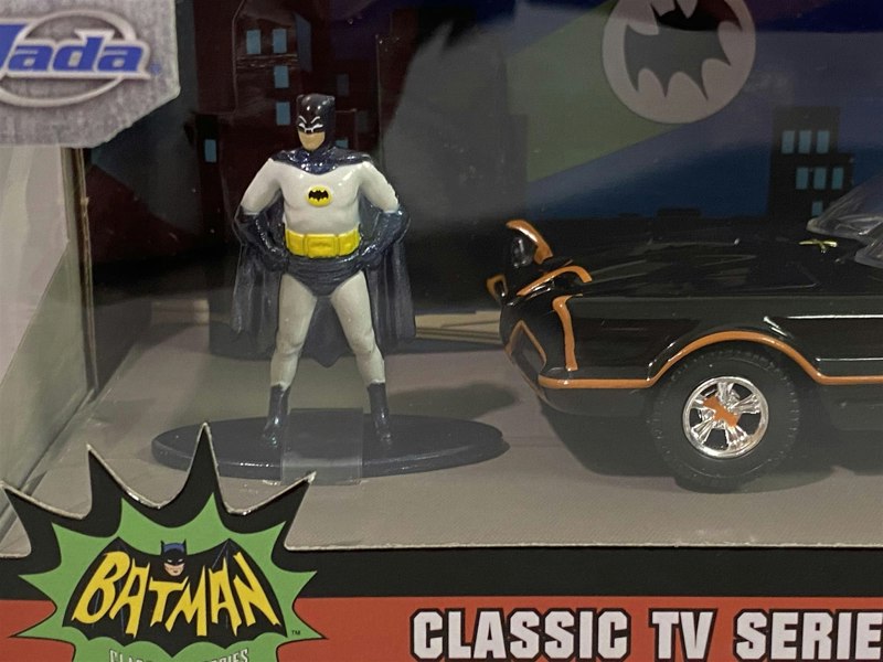 batman 1966 batmobile with figure 1:32 scale jada 31703