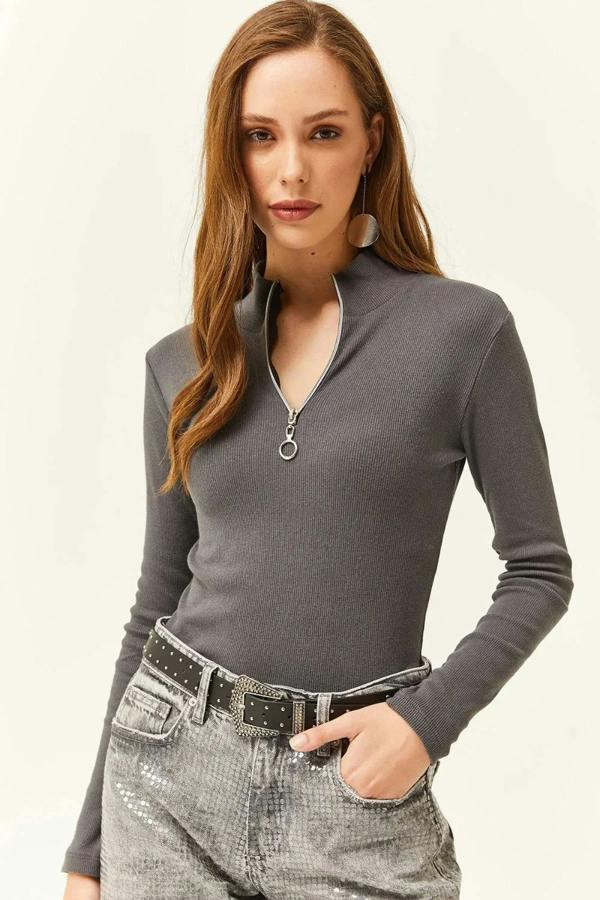 Hoxton Gal Zippered Turtleneck Stretch Blouse