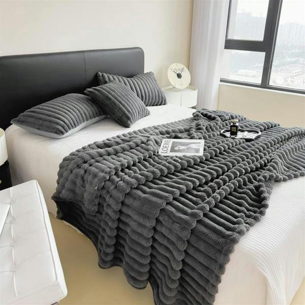 Dyzi Luxurious Faux Fur Winter throw Blanket Double-Sided Soft Cozy