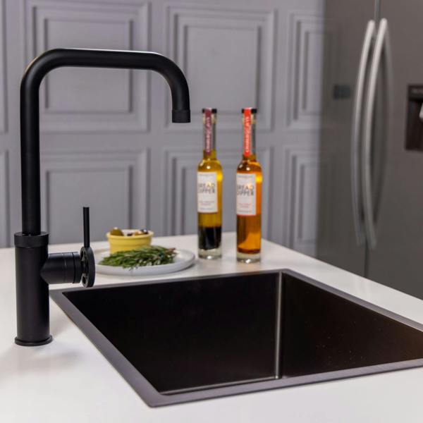 Flode Hjul  | Single Lever Industrial Style Kitchen Tap | Swan Neck Design | Matt Black