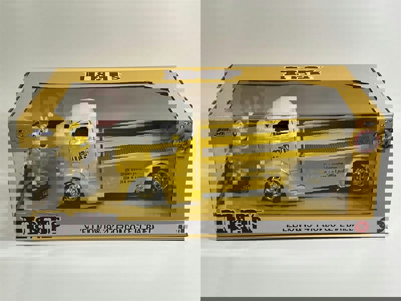 Jada M&Ms Yellow Figure and 1947 Ford Coe Flatbed 1:24 Scale Jada 253255066 33425