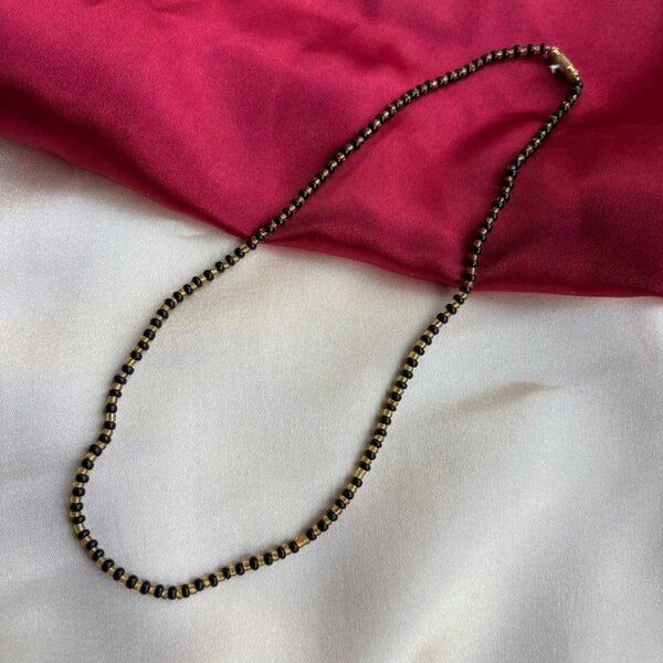 The Colourful Aura Handmade Black Gold Crystal Mangalsutra Necklace Alternating Bead Pattern