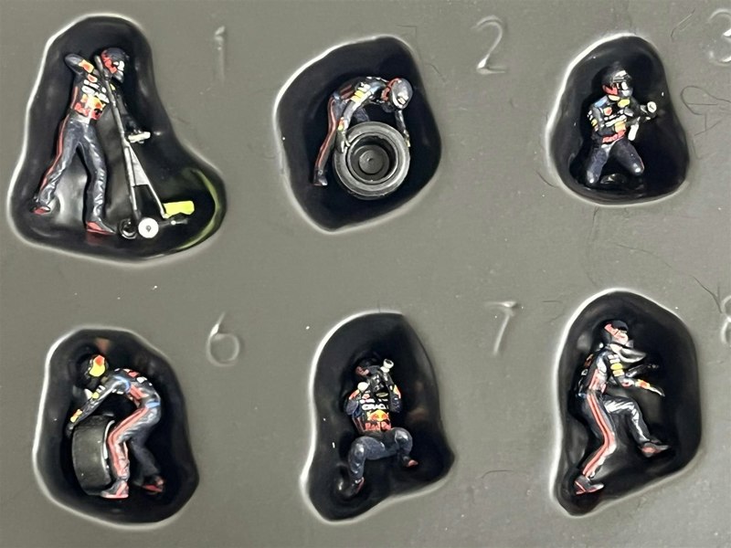 Mini GT Sergio Perez Red Bull RB18#11 2022 Abu Dhabi GP Pit Crew Set 1:64 Mini GT MGTS0008