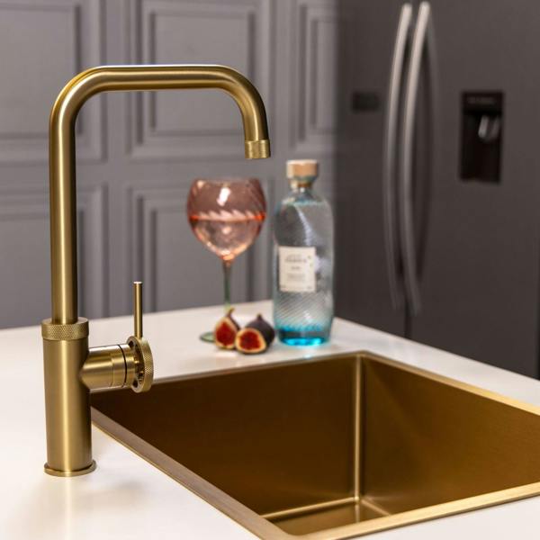 Flode Hjul  | Single Lever Industrial Style Kitchen Tap | Swan Neck Design | Brushed Brass