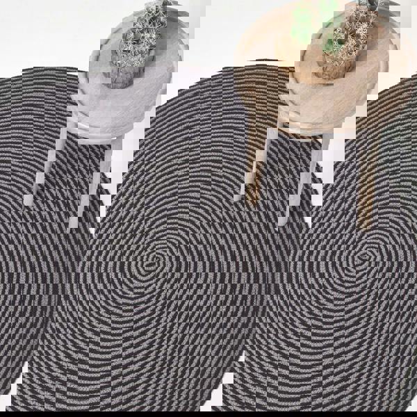 HOMESCAPES Grey and Black Handmade Woven Spiral Braided Rug