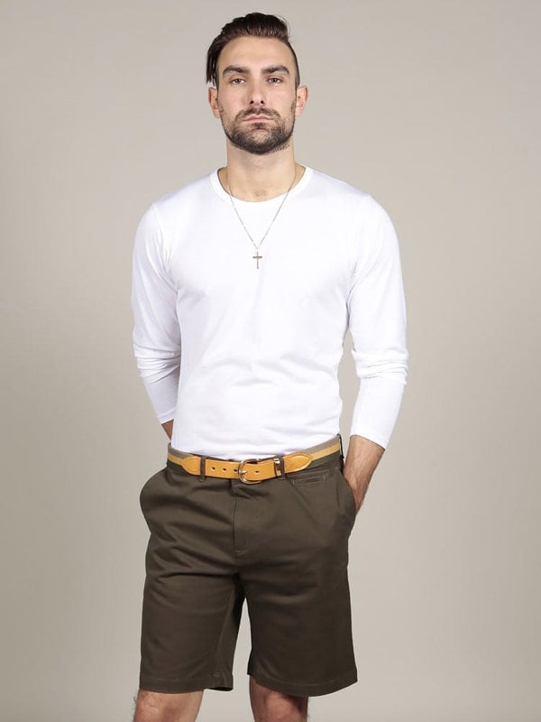 White crew neck cotton t-shirt with khaki shorts