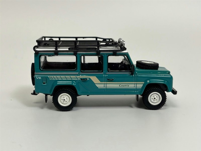 Mini GT Land Rover Defender 110 1985 County Station Wagon Green RHD 1:64 Mini GT MGT00590R